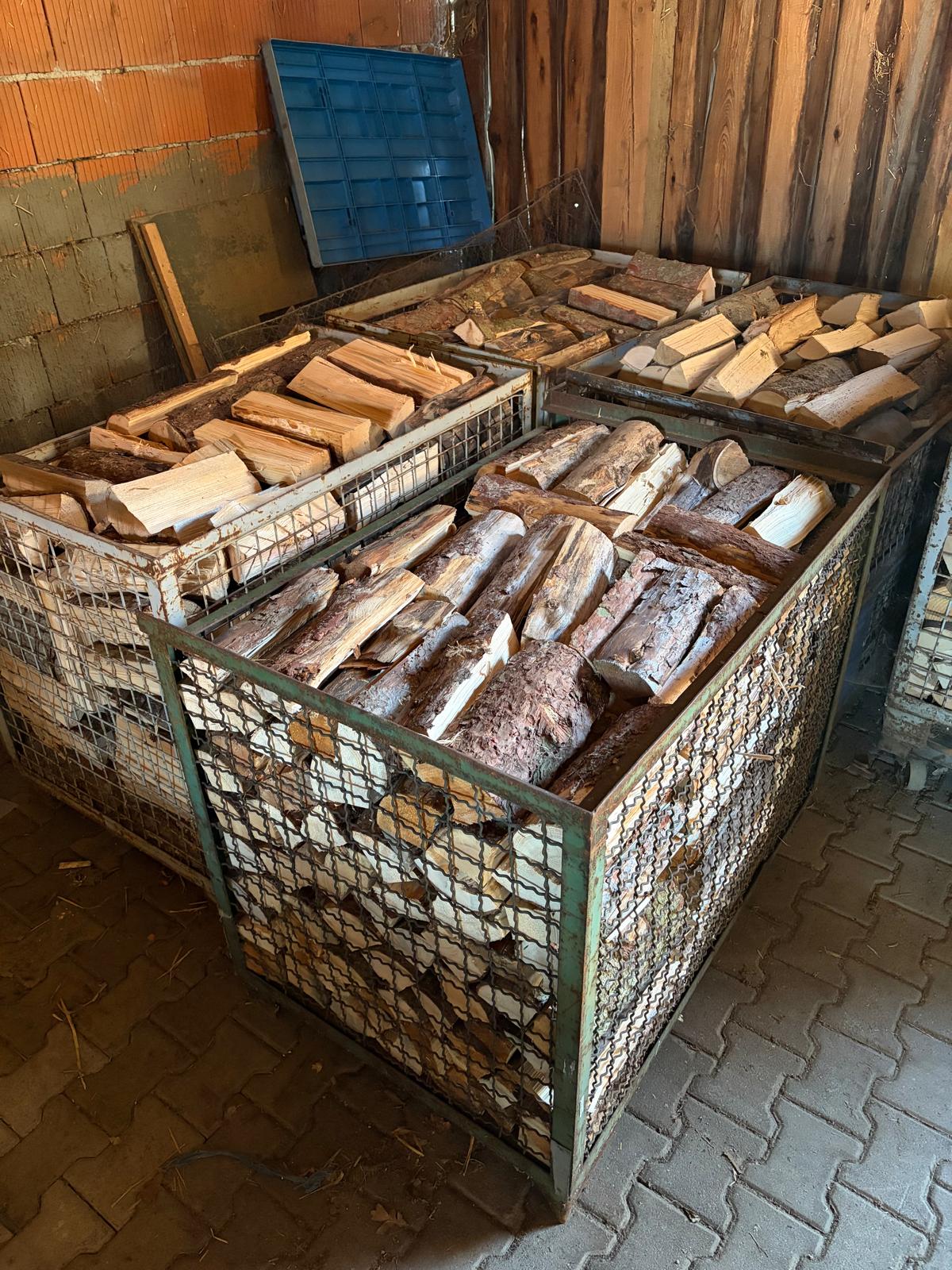 Originalfoto der Weichholzscheite in einer Brennholzbox